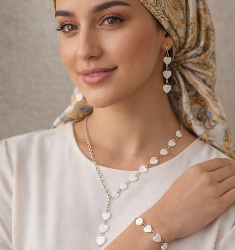 ست گردنبند و دستبند و گوشواره صدفی طرح قلب